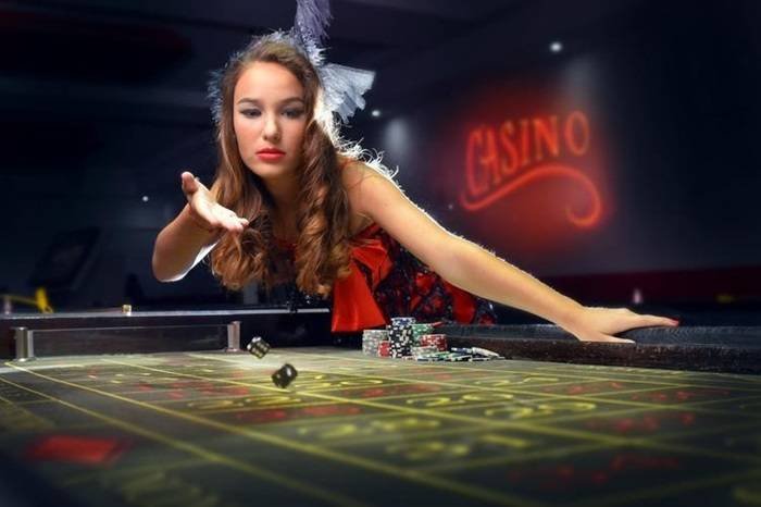 Studio live dealer Speed Baccarat civiktoto dengan meja dan dealer profesional